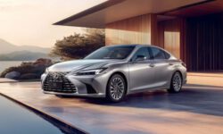 Обновленный седан Lexus ES: больше дюймов, меньше кнопок